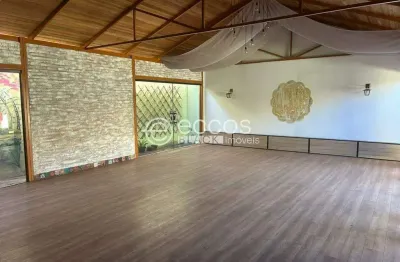 Casa à venda, 3 quartos, 2 vagas, santa mônica - uberlândia/mg