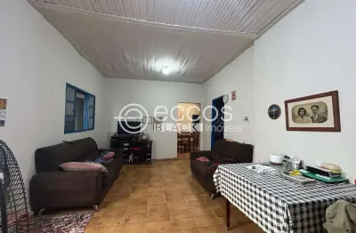 Casa com 3 quartos à venda na Rua Jerônimo Martins do Nascimento, 501, Bom Jesus, Uberlândia