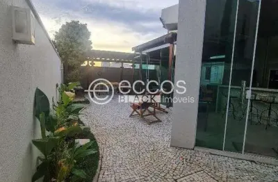 Casa em condomínio à venda, 5 quartos, 4 suítes, 2 vagas, aclimação - uberlândia/mg