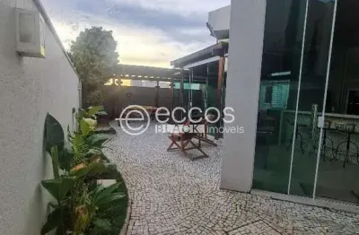 Casa em condomínio à venda, 5 quartos, 4 suítes, 2 vagas, aclimação - uberlândia/mg