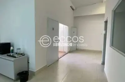Casa comercial para alugar na Avenida Monsenhor Eduardo, 1571, Bom Jesus, Uberlândia