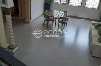 Casa à venda, 5 quartos, 2 suítes, 5 vagas, centro - uberlândia/mg