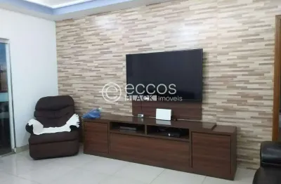 Casa à venda, 4 quartos, 2 suítes, 2 vagas, santa mônica - uberlândia/mg