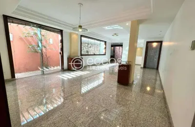 Casa à venda, 4 quartos, 2 suítes, 2 vagas, umuarama - uberlândia/mg