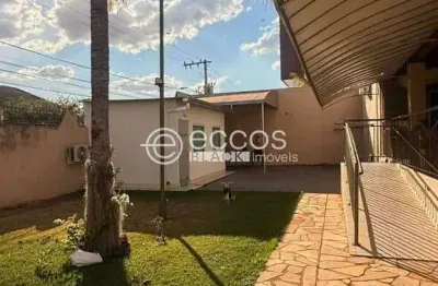 Prédio para alugar na Rua Coronel Severiano, 1070, Tabajaras, Uberlândia