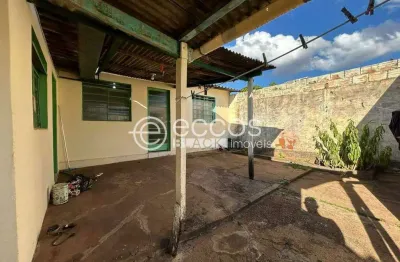 Casa com 3 quartos à venda na Rua Itumbiara, 193, Bom Jesus, Uberlândia