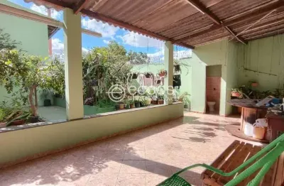 Casa para aluguel, 5 quartos, 1 suíte, 3 vagas, planalto - uberlândia/mg
