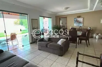 Casa à venda, 4 quartos, 2 suítes, 3 vagas, jardim karaíba - uberlândia/mg