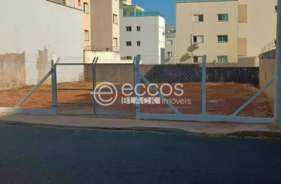 Terreno à venda na Praça Espir Adib Attuch, Santa Mônica, Uberlândia