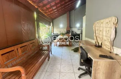 Casa com 3 quartos à venda na Rua José Honorato Mendes, Taiaman, Uberlândia