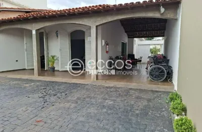 Casa à venda, 8 quartos, 2 suítes, 5 vagas, osvaldo rezende - uberlândia/mg