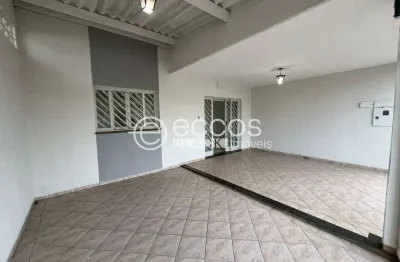 Casa para aluguel, 3 quartos, 2 vagas, osvaldo rezende - uberlândia/mg