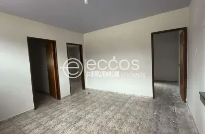 Casa com 3 quartos para alugar na Rua Afonso Pena, Centro, Araguari