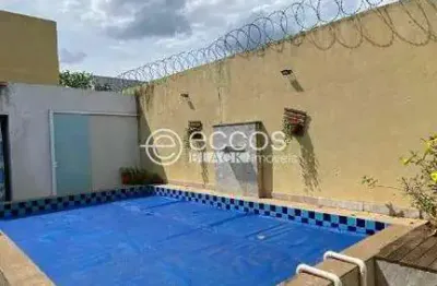 Casa à venda, 3 quartos, 1 suíte, 5 vagas, Laranjeiras - Uberlândia/MG