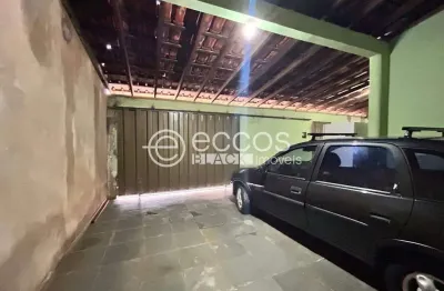 Casa à venda, 3 quartos, 1 suíte, 3 vagas, Santa Mônica - Uberlândia/MG