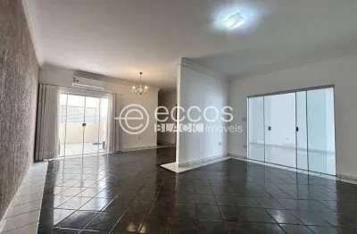 Casa à venda, 3 quartos, 1 suíte, 3 vagas, Jardim Patrícia - Uberlândia/MG