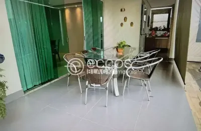 Casa em condomínio à venda, 3 quartos, 3 suítes, 4 vagas, Jardim Inconfidência - Uberlândia/MG