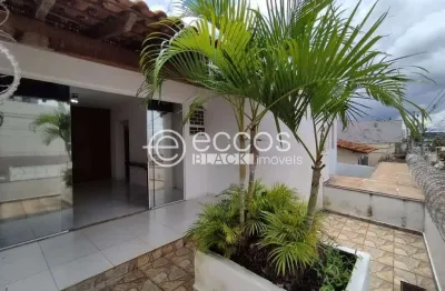 Casa para aluguel, 3 quartos, 1 suíte, 4 vagas, Tabajaras - Uberlândia/MG