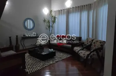 Casa à venda, 4 quartos, 3 suítes, 3 vagas, Morada da Colina - Uberlândia/MG
