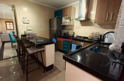 Ótimo sobrado em condomínio fechado com quintal e churrasqueira