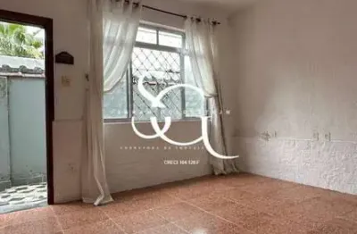 Térreo, 3 dormitórios e demais dependências, quintal, vaga coletiva.