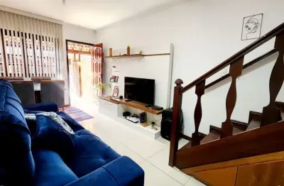 Casa duplex colonial em condomínio fechado – charme e conforto!