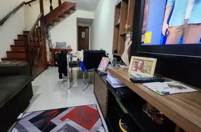 Casa duplex em condomínio fechado – funcional e pronta para morar!