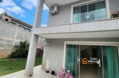 Casa duplex contemporânea em condomínio fechado com energia solar e lazer