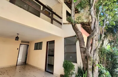 Casa em condomínio fechado para locação - 3 meses de depósito