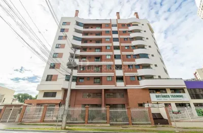 Linda cobertura a poucos passos do Jardim Botânico de Curitiba.