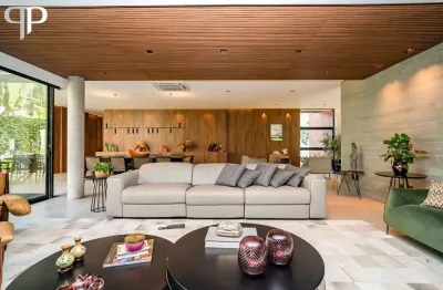 Residência conta com 701 m  de terreno e 562 m  de área privativa em alphaville