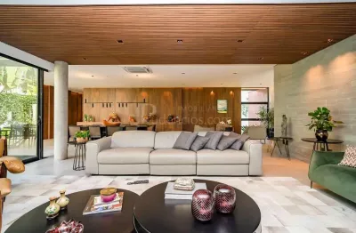 Residência conta com 701 m  de terreno e 562 m  de área privativa em alphaville