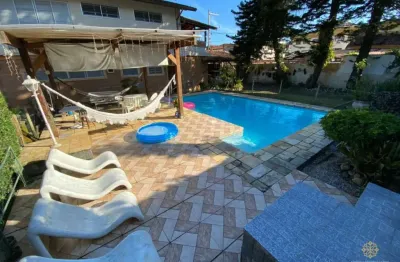 Casa de alto padrão com 4 dormitórios à 120m² da praia grande.