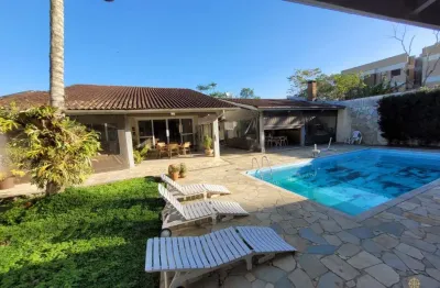 Casa mais suítes privadas e terreno a 250m da praia da enseada à venda