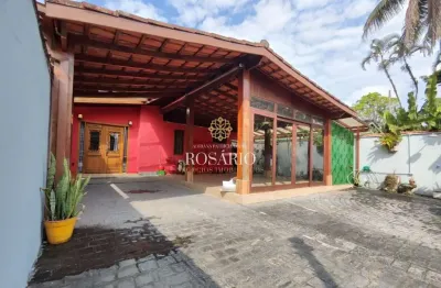 Casa aconchegante com 3 dormitórios e piscina no centro de ubatuba à venda!