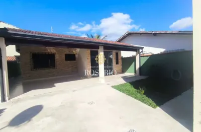 Casa no centro de ubatuba com 3 dormitórios e 4 vagas para locação definitiva.