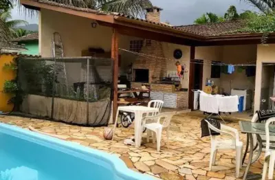 Casa de alto padrão dentro de condominio fechado com 3 dormitórios.