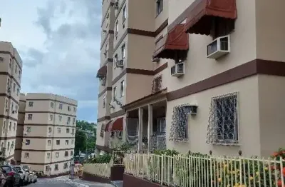 Excelente apartamento, pronto para morar!  Este aconchegante apartamento oferece uma sala bem iluminada, perfeita para reunir a família ou relaxar apó