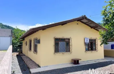 Casa com 2 dormitórios e amplo terreno no bairro espinheiros em itajaí