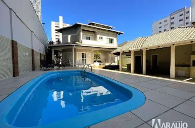 Casa alto padrão com 03 suítes  e 03 dormitórios no bairro vila operária em itajaí