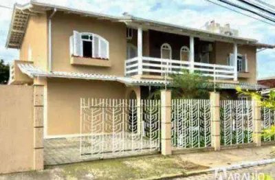 Casa com 1 suíte e 2 dormitórios no bairro são joão em itajaí