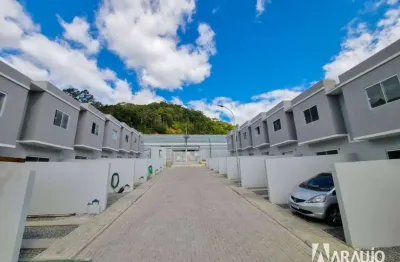 Casa com 2 dormitórios no bairro espinheiros em itajaí