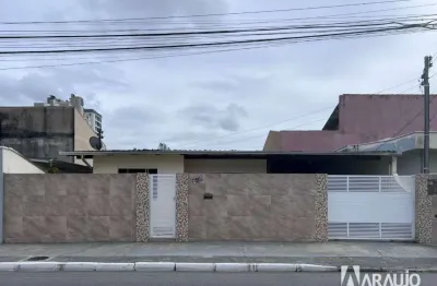 Casa com 1 suíte e 3 dormitórios no bairro são joão em itajaí