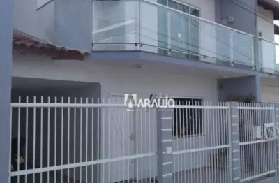 Sobrado com 1 suíte e 2 dormitórios no bairro das nações em balneário camboriú