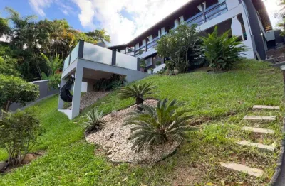 Casa com piscina e 3 suítes + 1 dormitório no bairro fazenda em itajaí
