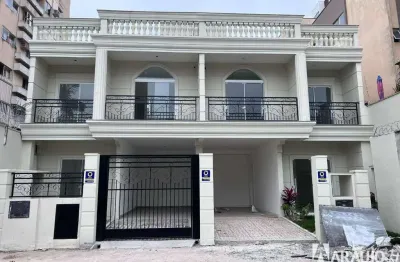 Triplex com 1 suíte e 2 dormitórios no  centro de itajaí