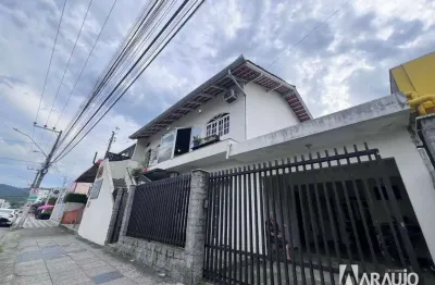 Casa com 1 suíte e 3 dormitórios + sala comercial no bairro são judas em itajaí