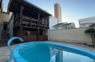 Sobrado com 1 suíte e 2 dormitórios e piscina no bairro fazenda em itajaí