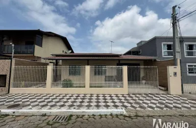 Casa com 2 suítes e  2 dormitórios no bairro cordeiros em itajaí