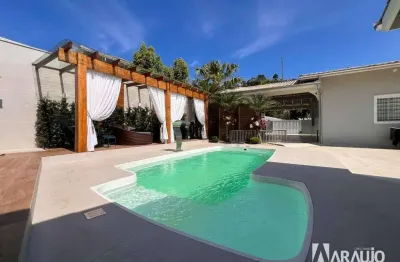 Casa mobiliada com piscina e 1 suíte + 2  demi-suítes no bairro itaipava em itajaí
